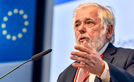 Georges Dassis, presidente del Comitato economico e sociale europeo, in occasione del forum dei portatori d’interesse del corpo europeo di solidarietà. Bruxelles, 12 aprile 2017.