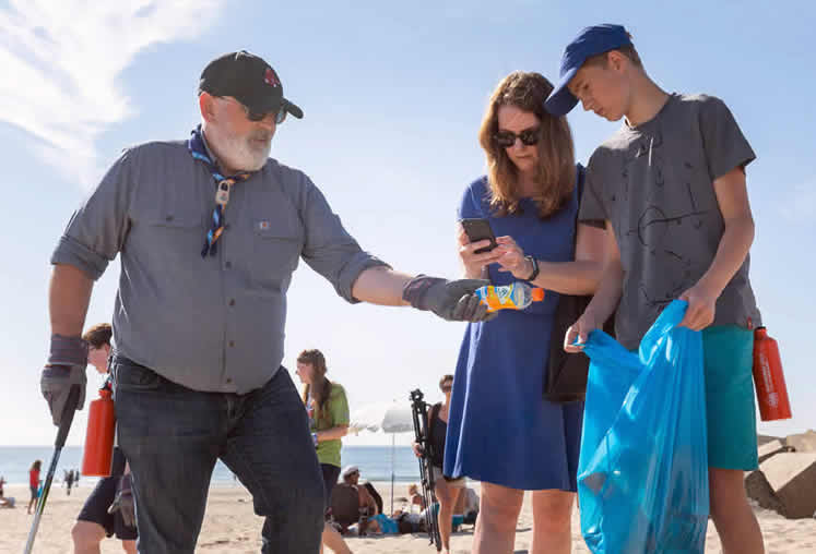Frans Timmermans, le premier vice-président de la Commission européenne, participe à une initiative de nettoyage des plages avec de jeunes scouts à La Haye (Pays-Bas), le 23 juillet 2018.