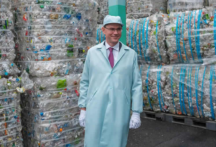 Jyrki Katainen, vicevoorzitter van de Europese Commissie, bezoekt in Tokio, Japan, een fabriek waar petflessen worden gerecycled, 23 oktober 2018.