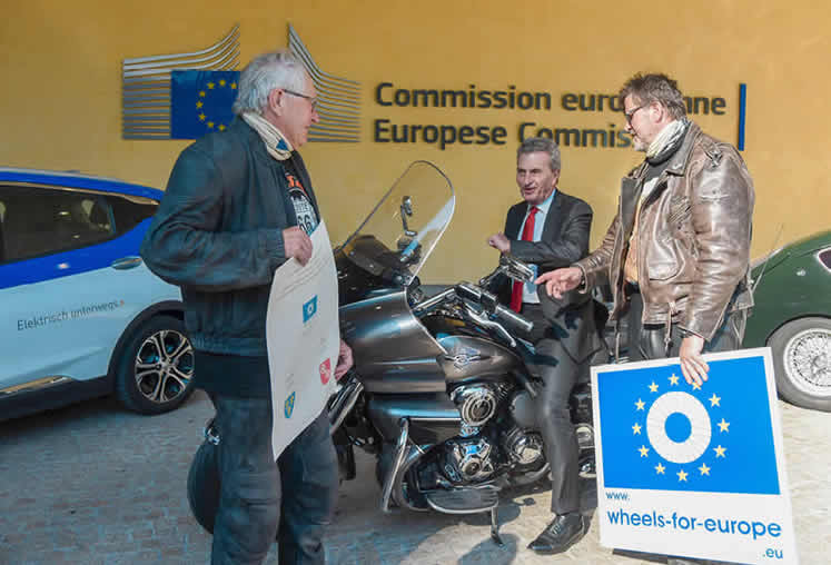 En grupp entusiaster slår ett slag för EU genom att åka motorcykel och veteranbil genom Europa. De hälsas välkomna till Bryssel, Belgien, av EU-kommissionär Günther Oettinger (mitten) den 11 oktober 2018.