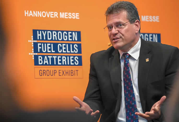 EU-kommissionens vice ordförande Maroš Šefčovič deltar i en diskussion vid Hannover Messe i Hannover, Tyskland, den 23 april 2018.