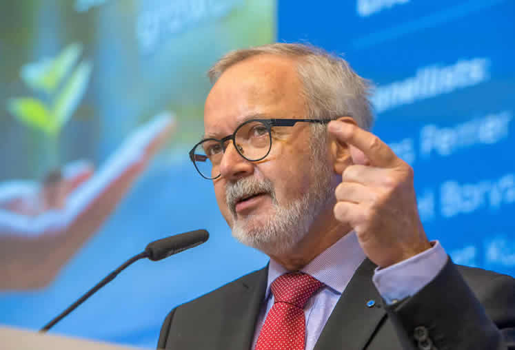 Photo: Le président de la Banque européenne d’investissement, Werner Hoyer, prend la parole lors de la conférence de haut niveau sur le financement de la croissance durable à Bruxelles (Belgique), le 22 mars 2018.