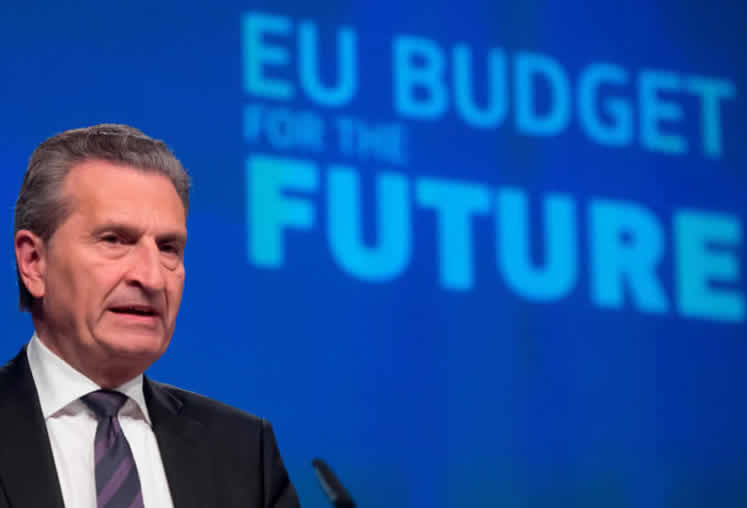 EU-kommissionär Günther Oettinger presenterar EU-kommissionens långsiktiga budgetplaner vid ett evenemang i Bryssel, Belgien, den 2 maj 2018.