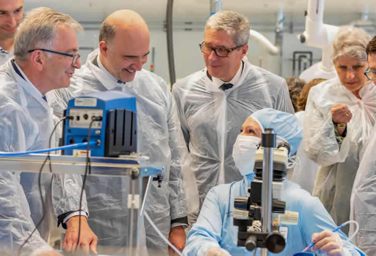 Komisař Pierre Moscovici (druhý zleva) dne 15. května 2018 při prohlídce výzkumného střediska mikroelektroniky ve francouzském městě Tours.