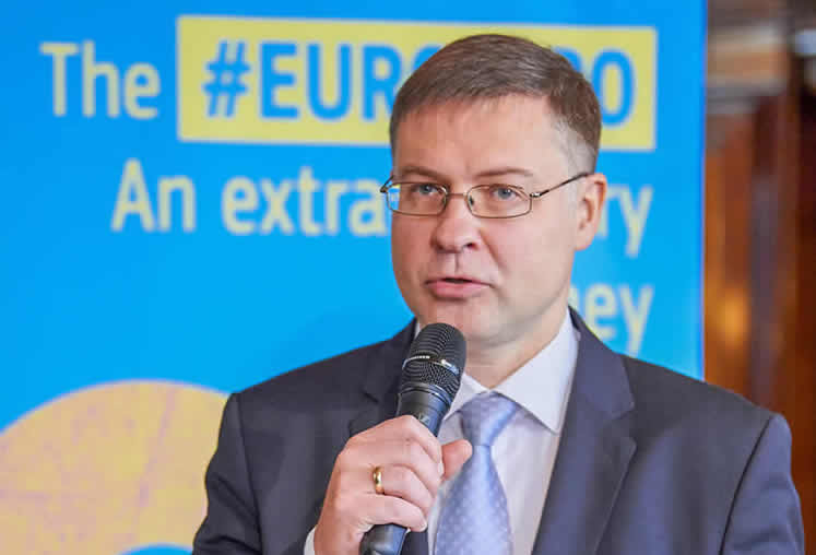 EU-kommissionens vice ordförande Valdis Dombrovskis deltar i ett evenemang i Bryssel, Belgien, den 3 december 2018 för att fira att det gått 20 år sedan euron infördes.