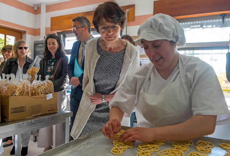 Image: Commissioner Marianne Thyssen during a visit to Aveiro, Portugal at the Social Action Centre of the Municipality of Ílhavo (CASCI), an EU-funded project that offers social assistance and job opportunities to people at risk of social exclusion, including people with disabilities, 26 April 2018. © European Union