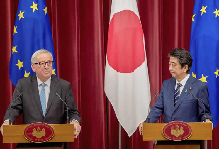 Le président de la Commission européenne, Jean-Claude Juncker, participe au sommet UE-Japon aux côtés du Premier ministre japonais, Shinzō Abe, à Tokyo (Japon), le 17 juillet 2018.