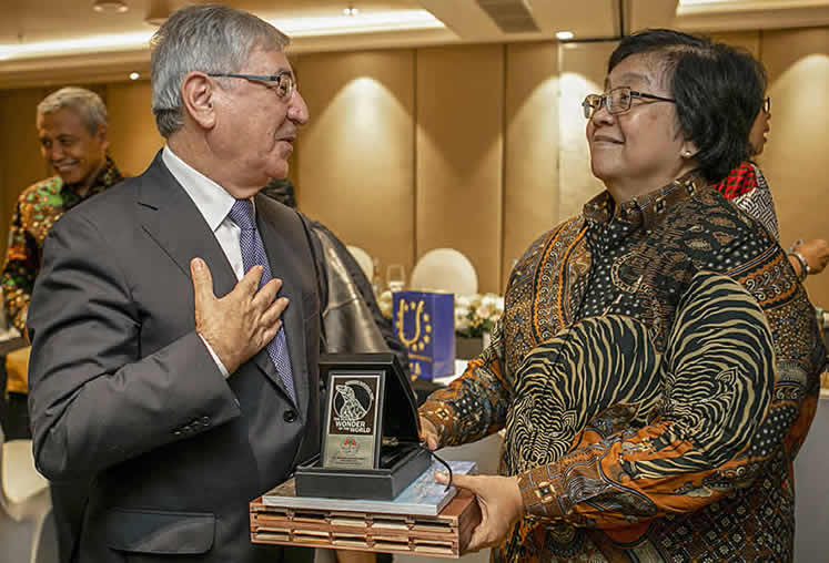 Ο επίτροπος Καρμένου Βέλα συναντά τη Σίτι Νουρμπάγια Μπακάρ, υπουργό Περιβάλλοντος και Δασών της Ινδονησίας, στον 8ο Επιχειρηματικό Διάλογο ΕΕ-Ινδονησίας στην Τζακάρτα, Ινδονησία, 25 Οκτωβρίου 2018.