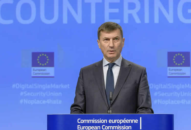 EU-kommissionens vice ordförande Andrus Ansip vid en presskonferens om åtgärder mot olagligt innehåll på internet. Bryssel, Belgien, den 1 mars 2018.