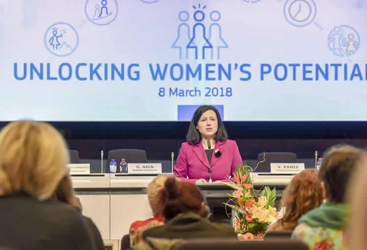 Komisařka Věra Jourová dne 8. března 2018 (Mezinárodní den žen) v belgickém Bruselu na konferenci s názvem „Uvolnění potenciálu žen“.