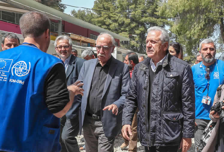 Ο επίτροπος Δημήτρης Αβραμόπουλος (δεξιά) επισκέπτεται καταυλισμό προσφύγων, συνοδευόμενος από τον Δημήτρη Βίτσα, έλληνα υπουργό Μεταναστευτικής Πολιτικής, στη Ριτσώνα, Ελλάδα, 12 Απριλίου 2018.