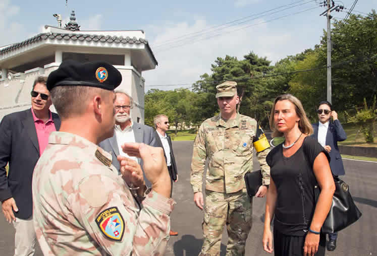 EU:s utrikesrepresentant Federica Mogherini på besök i byn Panmunjom, där vapenstilleståndsavtalet skrevs under, i den demilitariserade zonen mellan Nord- och Sydkorea. Besöket ägde rum den 5 augusti 2018 under Mogherinis resa till Sydkorea.