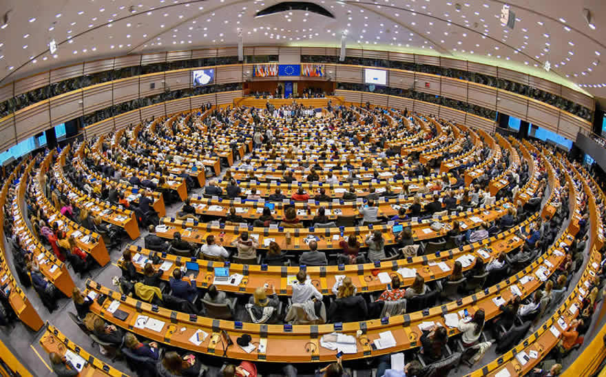 Celkový pohled na zaplněnou sněmovnu Evropského parlamentu při příležitosti 70. výročí Všeobecné deklarace lidských práv