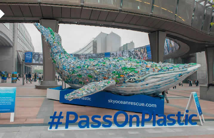 De start van de campagne tegen het gebruik van plastic (#PassOnPlastic Pledge) met Plasticus, een plastic walvis gemaakt van evenveel plastic als er per seconde in de oceaan belandt, Brussel, België, 15 mei 2018.