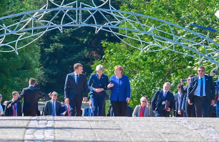 Prezydent Francji Emmanuel Macron, premier Zjednoczonego Królestwa Theresa May i kanclerz Niemiec Angela Merkel spacerują po Moście Zakochanych podczas szczytu UE–Bałkany Zachodnie, Sofia, Bułgaria, 17 maja 2018 r.