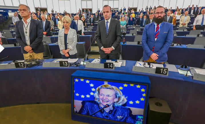 En tyst minut för Nicole Fontaine, Europaparlamentets f.d. talman (1999–2002), som gick bort i maj. Strasbourg, Frankrike, den 28 maj 2018.