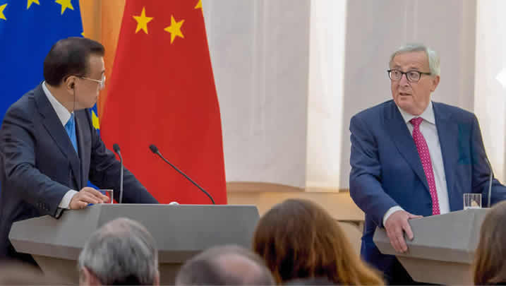Předseda Komise Jean-Claude Juncker a čínský premiér Li Kche-čchiang na summitu EU-Čína, v čínském Pekingu dne 16. července 2018.