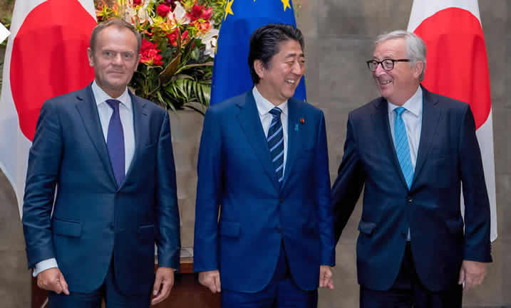 Europeiska rådets ordförande Donald Tusk, Japans premiärminister Shinzō Abe och EU-kommissionens ordförande Jean-Claude Juncker vid toppmötet mellan EU och Japan, där parterna undertecknade ett historiskt frihandelsavtal. Tokyo, Japan, den 17 juli 2018.