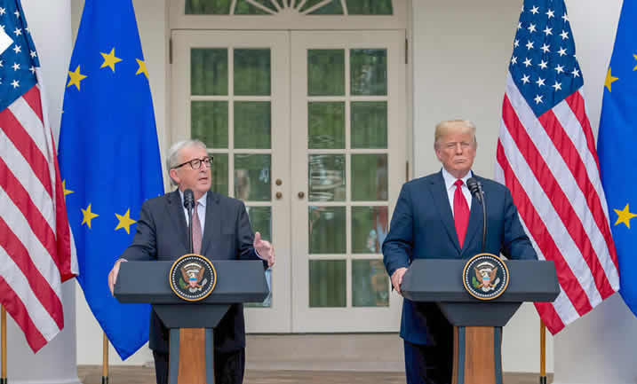EU-kommissionens ordförande Jean-Claude Juncker och USA:s president Donald Trump håller en presskonferens efter sitt möte om möjligheterna att sänka tullar och avlägsna andra hinder mot handeln mellan EU och USA. Washington, USA, den 25 juli 2018.