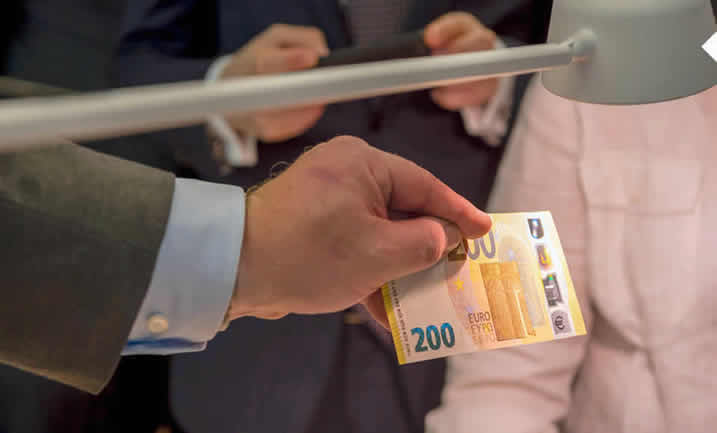 De Europese Centrale Bank onthult de nieuwe biljetten van 100 en 200 euro, met geavanceerde veiligheidskenmerken om namaak van de euro beter te voorkomen. Hiermee is de Europa-serie van eurobankbiljetten compleet, Frankfurt, Duitsland, 17 september 2018. © Europese Unie — Europese Centrale Bank