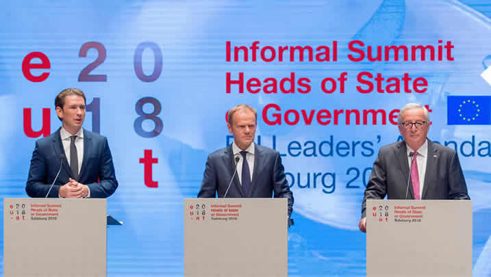 Austrijski kancelar Sebastian Kurz, predsjednik Vijeća Donald Tusk i predsjednik Komisije Jean-Claude Juncker za govornicom tijekom neformalnog sastanka čelnika EU-a na kojem se raspravljalo o unutarnjoj sigurnosti i migracijama, Salzburg, Austrija, 20. rujna 2018.