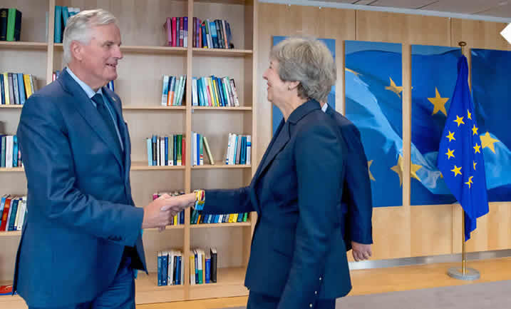 Michel Barnier, hoofdonderhandelaar over de terugtrekking van het Verenigd Koninkrijk namens de EU, en Theresa May, premier van het Verenigd Koninkrijk, begroeten elkaar bij de onderhandelingen over het vertrek van het Verenigd Koninkrijk uit de Europese Unie, Brussel, België, 18 oktober 2018.