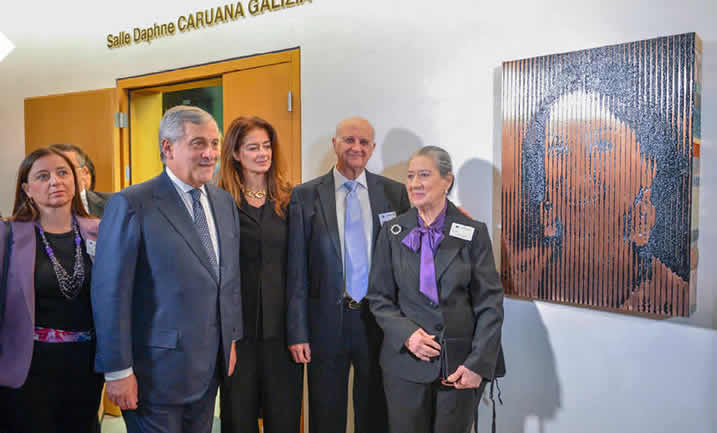 Slavnostní odhalení portrétu zavražděné novinářky Daphne Caruanové Galiziové dne 23. října 2018 ve francouzském Štrasburku za přítomnosti předsedy Parlamentu Antonia Tajaniho a rodinných příslušníků paní Caruanové Galiziové.