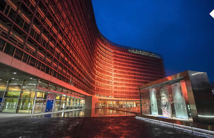 EU-kommissionens huvudbyggnad Berlaymont lyser i ett orange ljus för att visa fortsatt stöd för FN:s kampanj Orange the World för att avskaffa våld mot kvinnor. Bryssel, Belgien, den 24 november 2018.