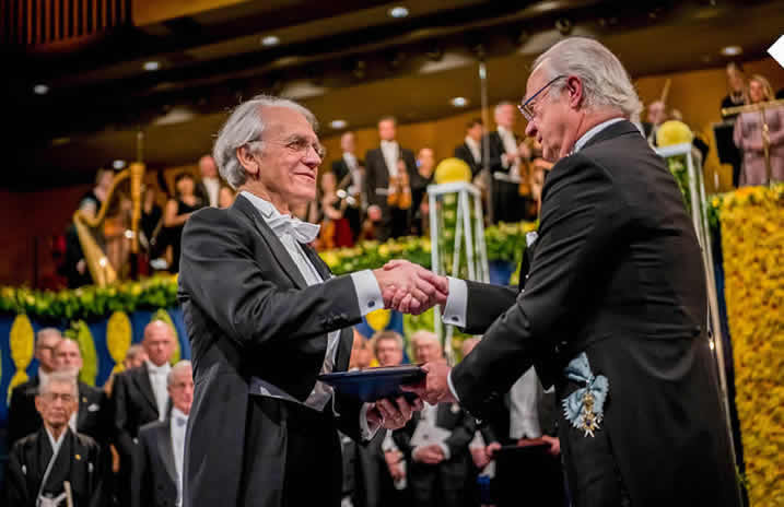 Ο Ζεράρ Μουρού, επιστήμονας που χρηματοδοτήθηκε από την ΕΕ, λαμβάνει το βραβείο Νόμπελ από τον βασιλιά Κάρολο ΙΣΤ΄ Γουσταύο της Σουηδίας. Ο Μουρού ήταν μεταξύ των βραβευθέντων με το Νόμπελ Φυσικής το 2018, μαζί με τον Άρθουρ Άσκιν και την Ντόνα Στρίκλαντ, διότι με το έργο του άνοιξε νέους δρόμους για τη φυσική των λέιζερ. Η ανάπτυξη της ερευνητικής υποδομής του Μουρού είχε προηγουμένως χρηματοδοτηθεί με 500 000 ευρώ από το έβδομο πρόγραμμα-πλαίσιο της ΕΕ για την έρευνα. Στοκχόλμη, Σουηδία, 10 Δεκεμβρίου 2018. © Nobel Media AB