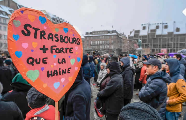 Μια πικέτα που αναγράφει «Στρασβούργο πιο ισχυρό από το μίσος» σε πορεία υπέρ της ανεκτικότητας στην πλατεία Κλέμπερ στο Στρασβούργο της Γαλλίας, η οποία πραγματοποιήθηκε μετά την επίθεση ενόπλου σε χριστουγεννιάτικη αγορά κοντά στην πλατεία, 16 Δεκεμβρίου 2018. © Sebastien Bozon / AFP