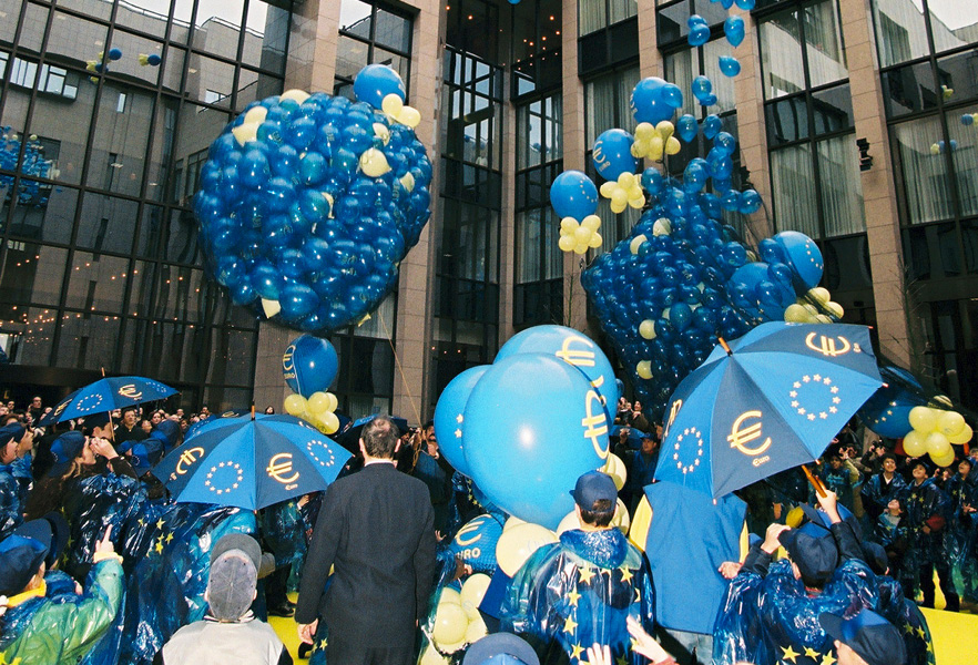 Lâcher de ballons commémoratifs recouverts de drapeaux de l’Union européenne et du symbole de l’euro.