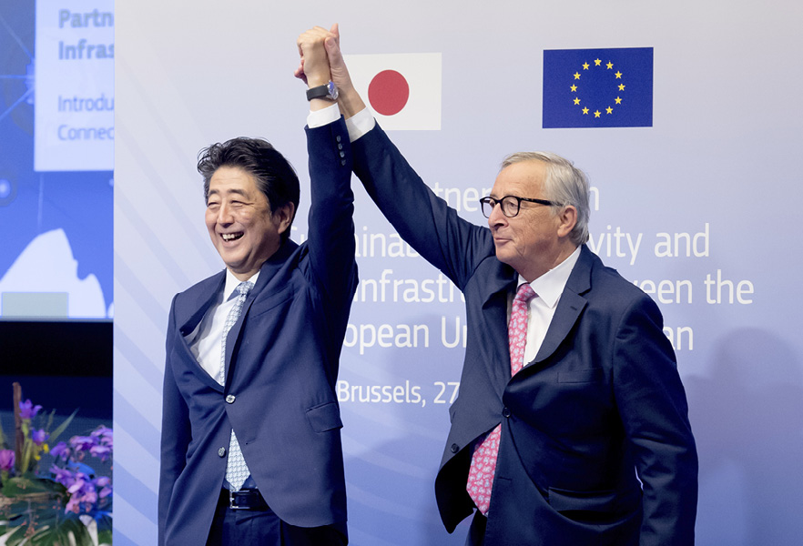 Shinzō Abe, Premier ministre du Japon, et Jean-Claude Juncker, président de la Commission européenne, lors du forum sur la connectivité UE-Asie, à Bruxelles (Belgique), le 27 septembre 2019.