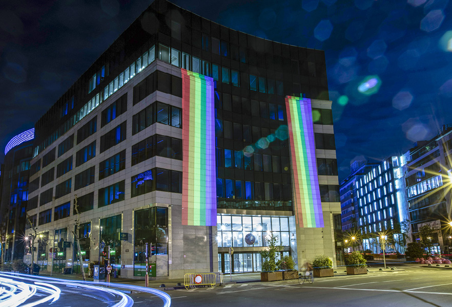 Regnbågsfärger lyser upp en byggnad