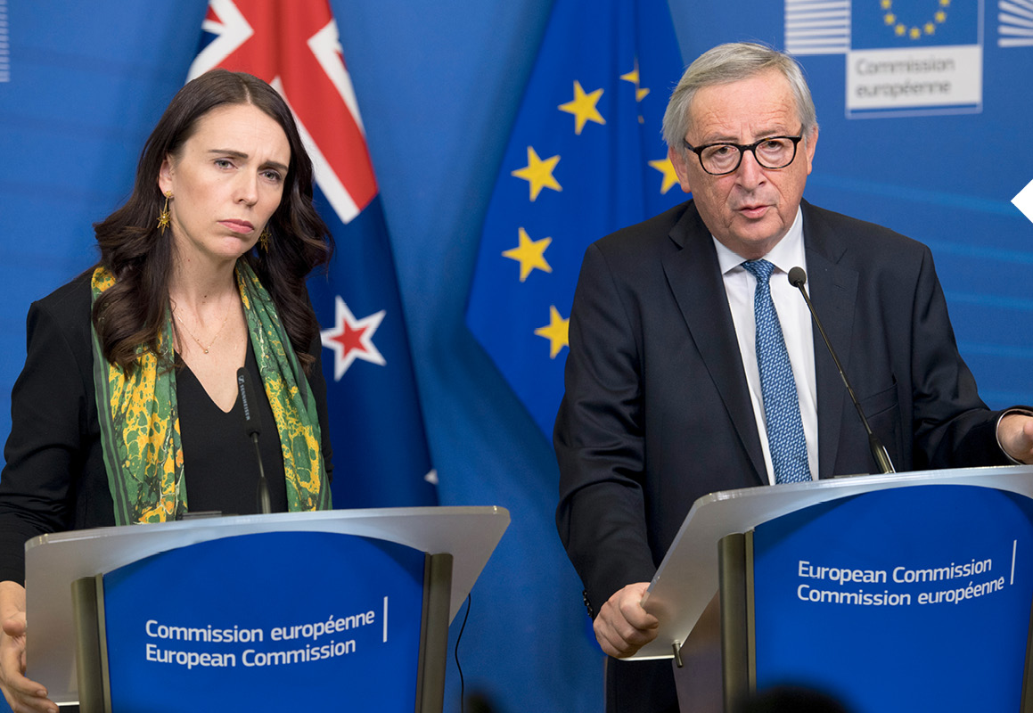 Jacinda Ardern ir Jeanas-Claude’as Junckeris prie tribūnų per spaudos konferenciją.