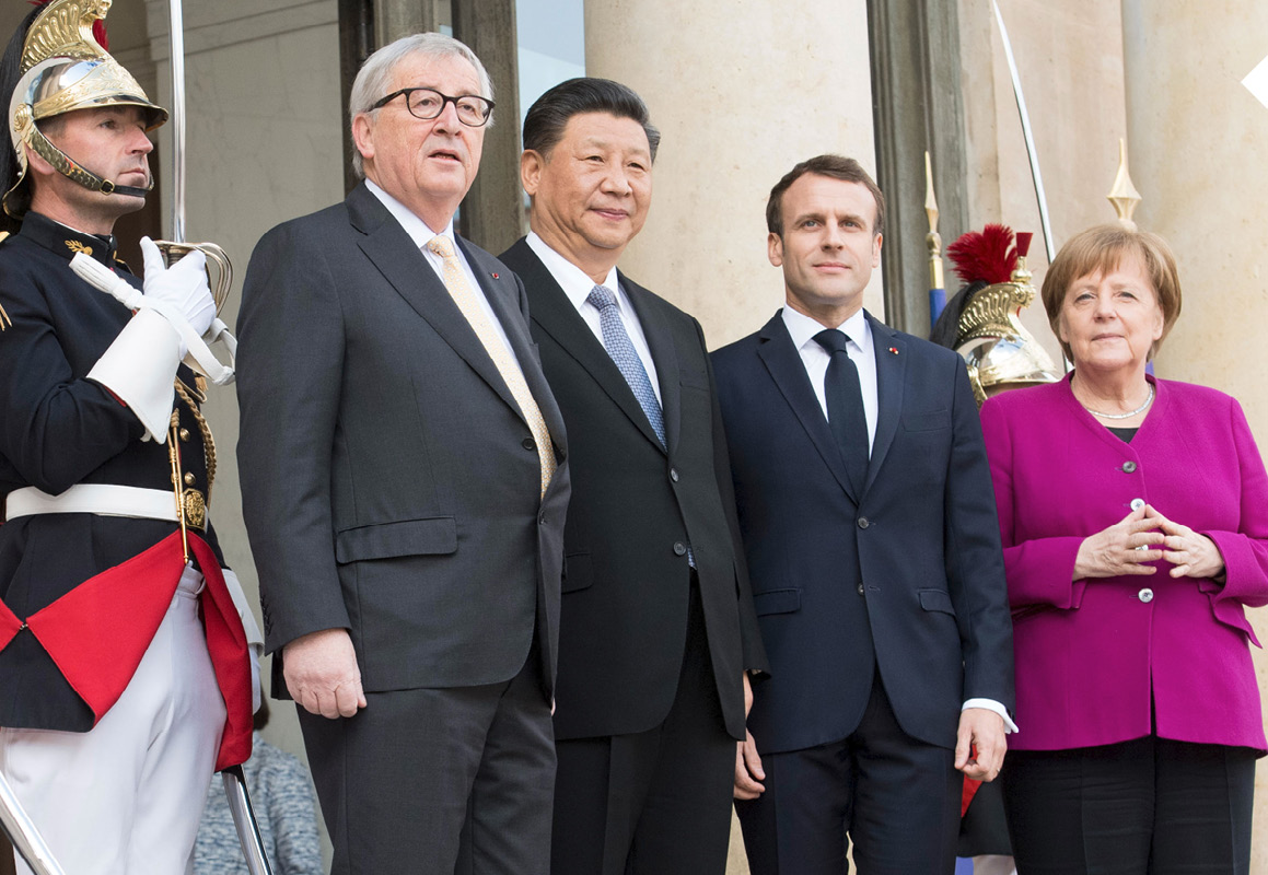 Jean-Claude Juncker, Xi Jinping, Emmanuel Macron ja Angela Merkel poseeraavat valokuvaajille