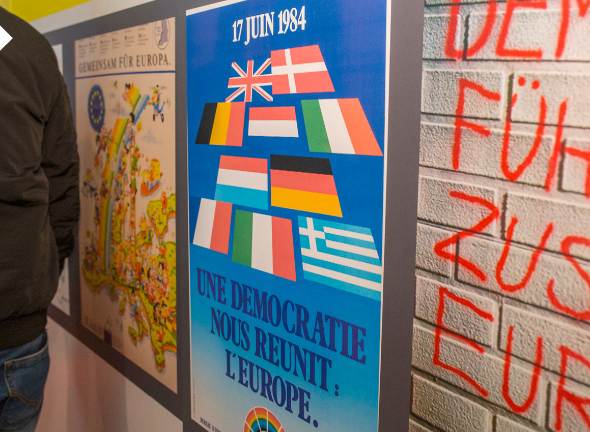Vieille affiche faisant la promotion des élections au Parlement européen en 1984.