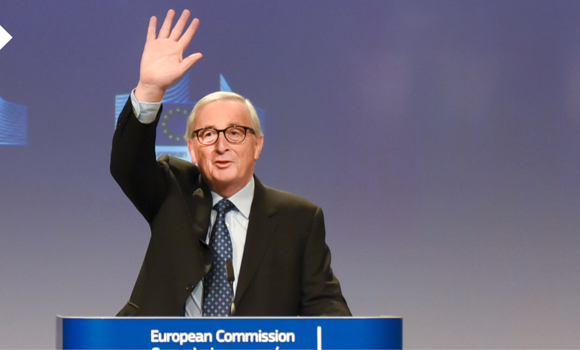 Jean-Claude Juncker vilkuttaa jäähyväisiksi puhujakorokkeelta 