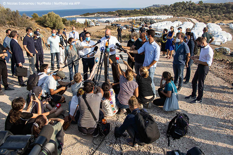 Charles Michel, rodeado por jornalistas, faz declarações à imprensa. © Nicolas Economou/NurPhoto/NurPhoto via AFP