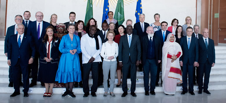 Ursula von der Leyen, i mitten, med kommissionsledamöter och representanter för Afrikanska unionen.
