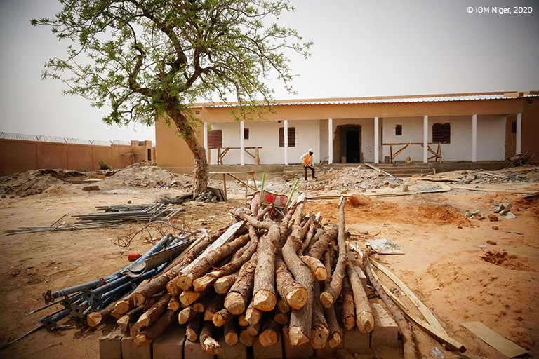 Des matériaux de construction et un chantier de construction d’une caserne à Birni-N’Konni. © OIM Niger, 2020