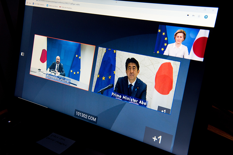 Ursula von der Leyen, Charles’is Michelis ir Shinzō Abe dalyvauja Europos Sąjungos ir Japonijos vadovų susitikime (vaizdo konferencijoje).