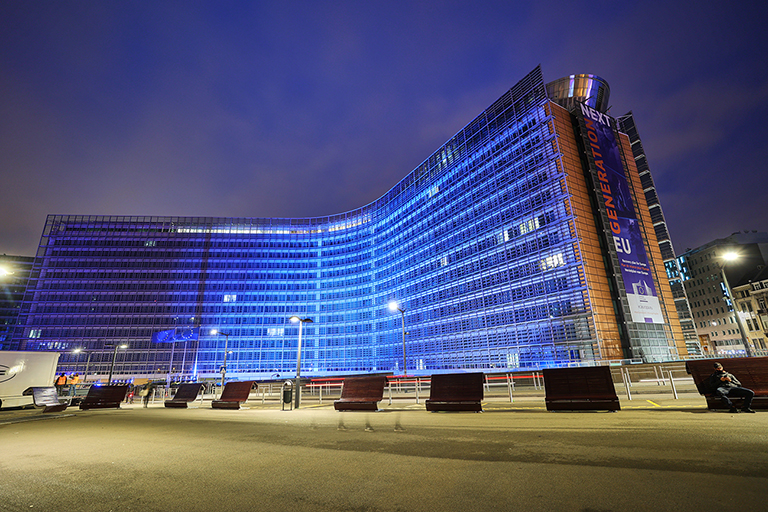 Europos Komisijos Berlaymont’o būstinė Briuselyje, apšviesta Jungtinių Tautų logotipo mėlynos spalvos šviesomis.