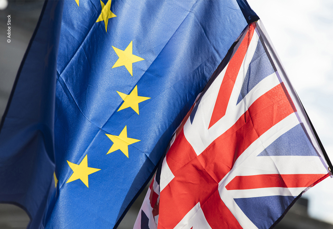 Europos Sąjungos ir Jungtinės Karalystės vėliavos dangaus fone. © Adobe Stock